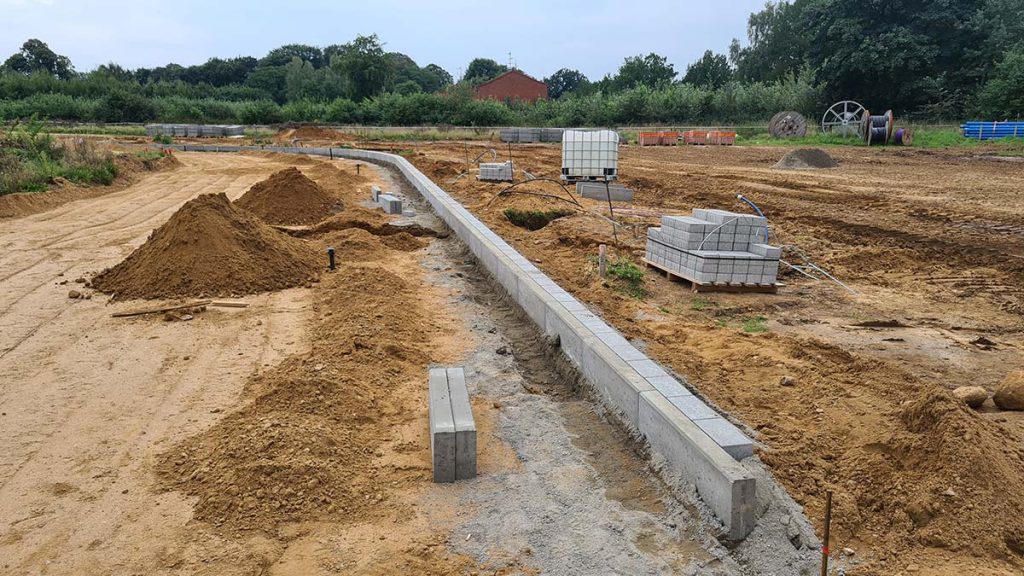 Straßenbau: Die ersten Bordsteine