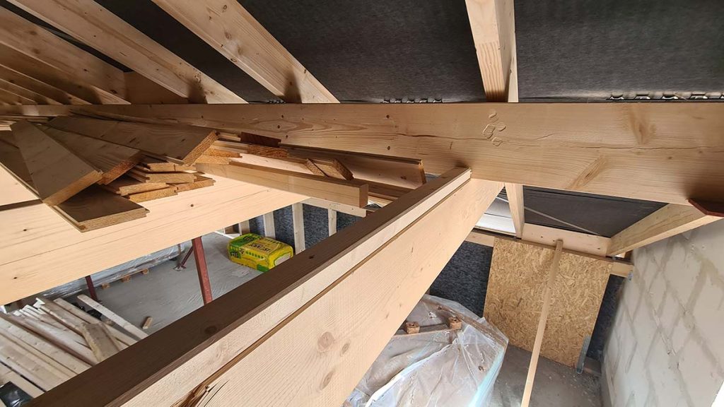Dachlatten auf die Dachbalken geschraubt