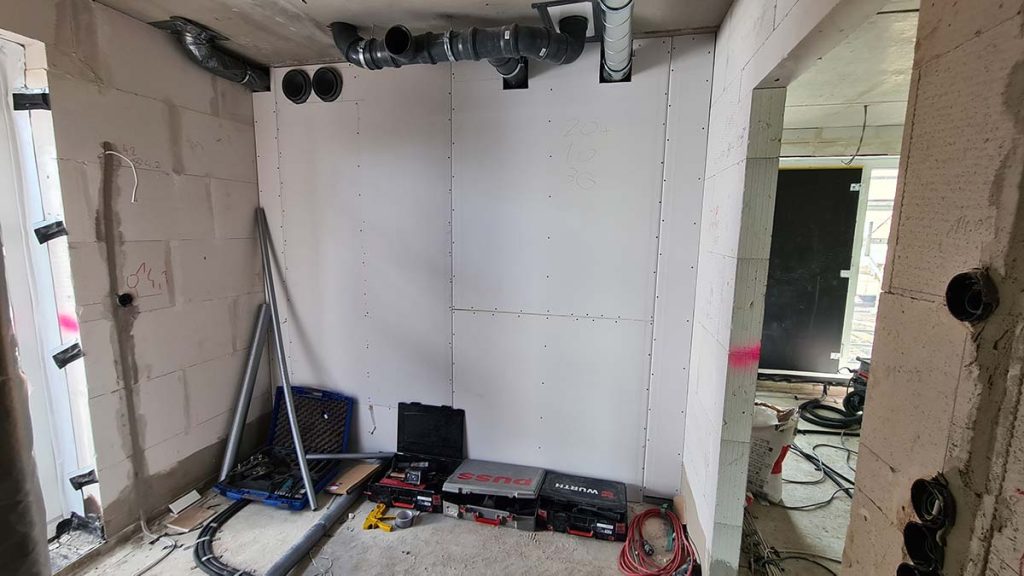 Im Waschraum sind die Rohre verkleidet