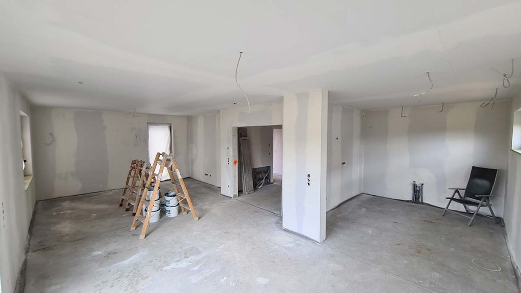 Wohnzimmer fertig gespachtelt, Malerflies an der Decke