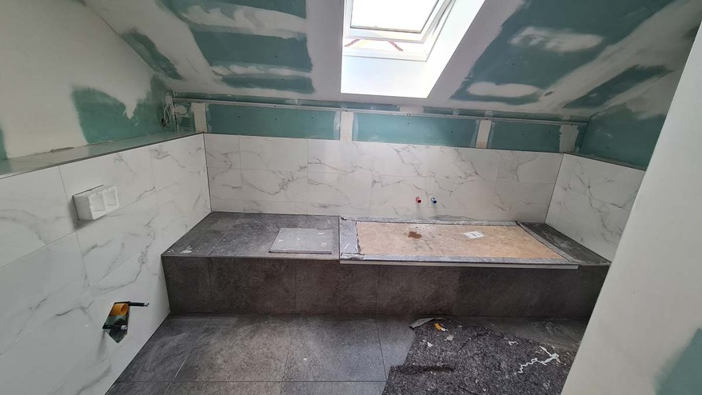 Sicht von der Tür aus ins Badezimmer