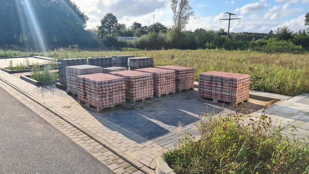 Parkbuchten als Lagerplatz für Steine