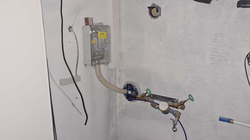 Strom links, das dünne Rohr in lila ist für die Glasfaser.