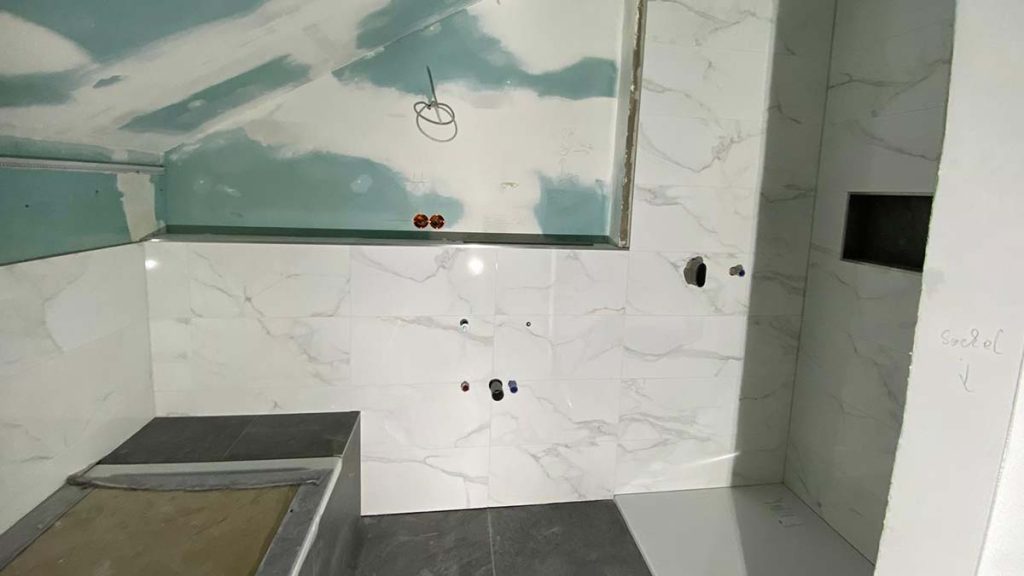 Dusche im Badezimmer