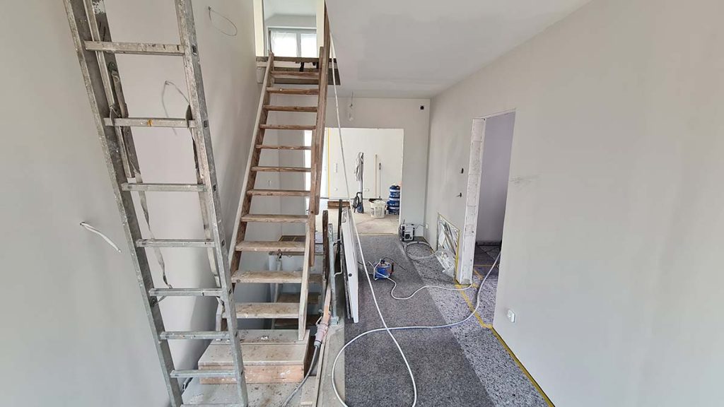 Fliesen im Flur vom Maler abgedeckt