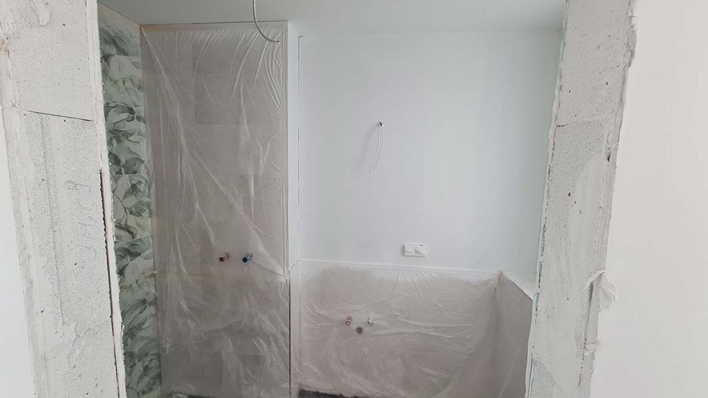 Im Dusch-WC war der Maler auch schon.