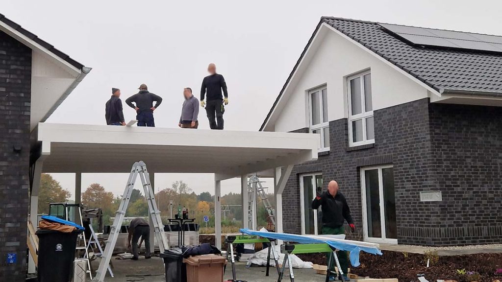 Das Dach vom Carport entsteht