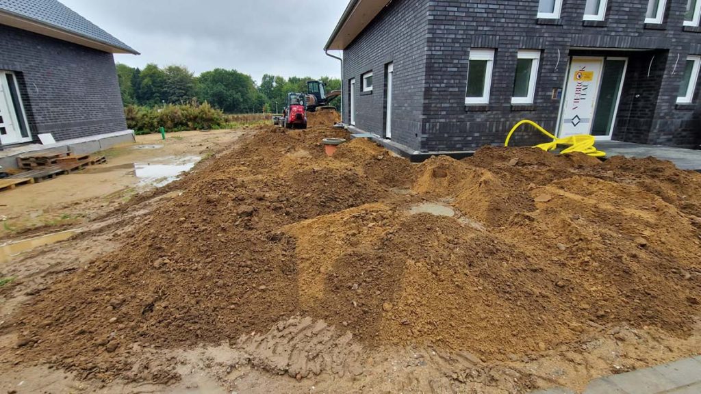Verteilter Aushub auf dem Grundstück