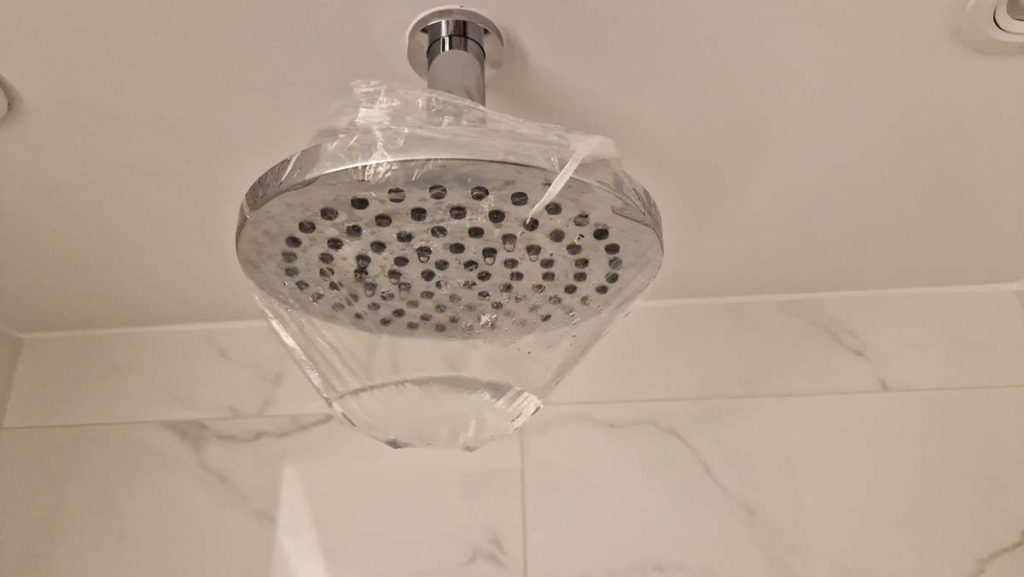 Baumängel: Die Regendusche tropft. Hier das Wasser von 12 Stunden.